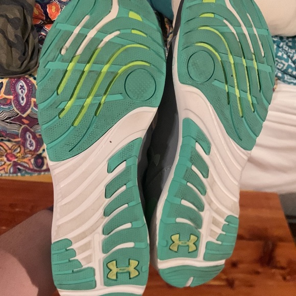 Womens shoes. Under Armour. Size 9. EUC. Only worn once. - Picture 3 of 4